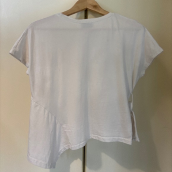 Asymmetrical white top with tie - Picture 2 of 3